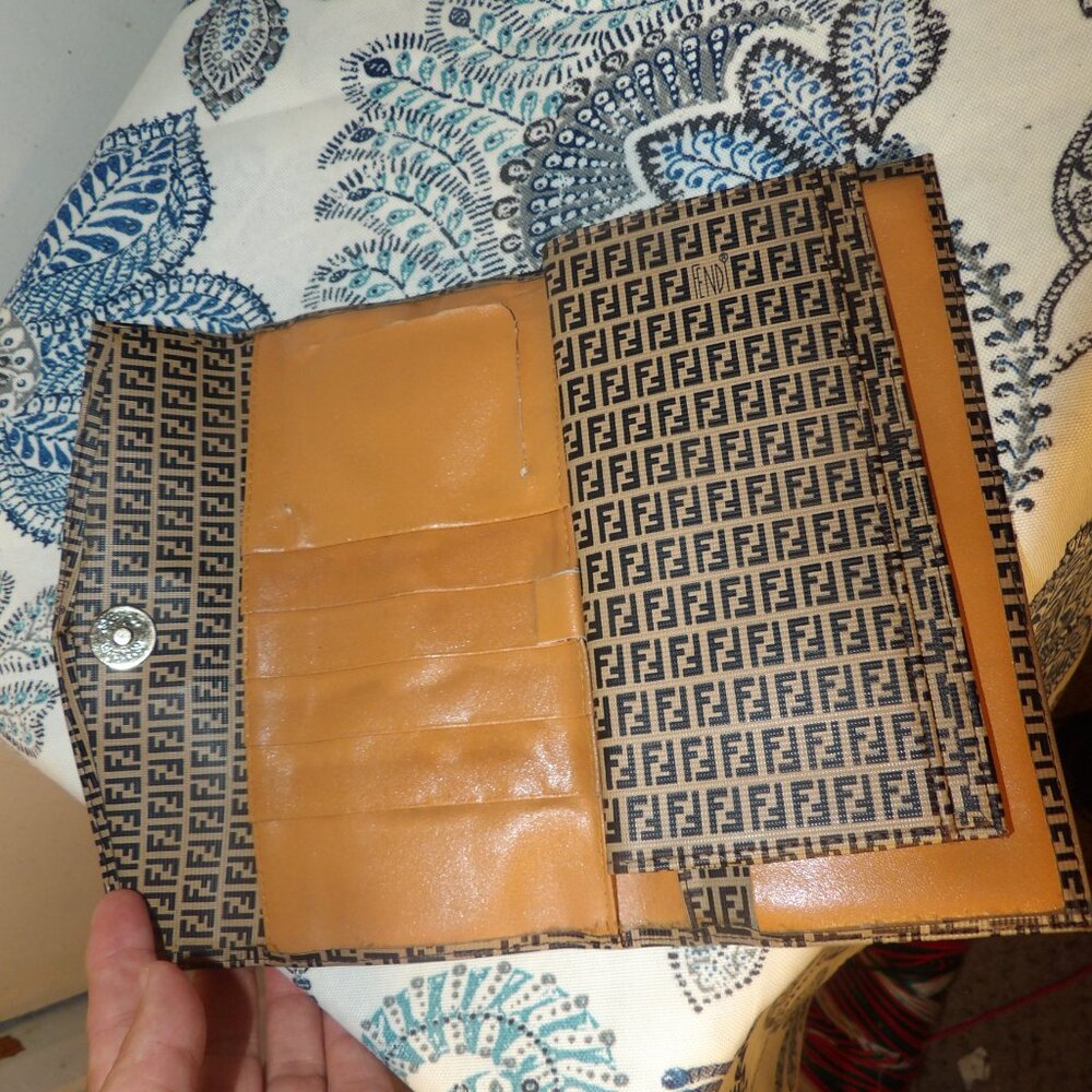 Fendi Logo Wallet - Picture 5 of 6